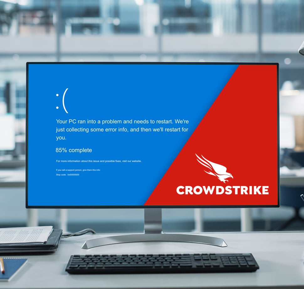 Ein Monitor, auf dem ein Windows Update und ein Crowdstrike Symbol zu sehen ist.