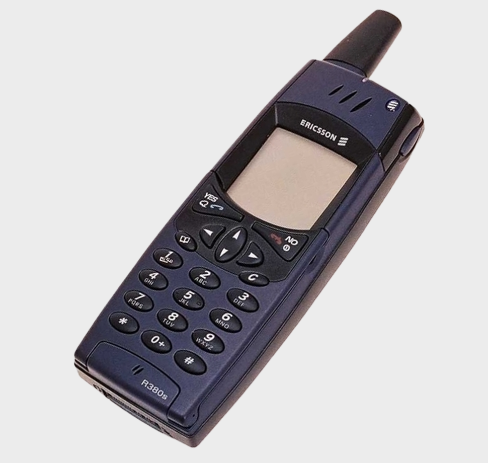 Ein Mobiltelefon von Ericsson ist abgebildet.