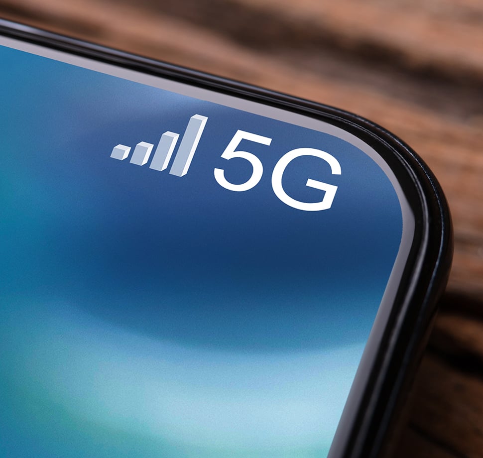 Ein Smartphone bei dem 5G in der oberen Ecke steht.