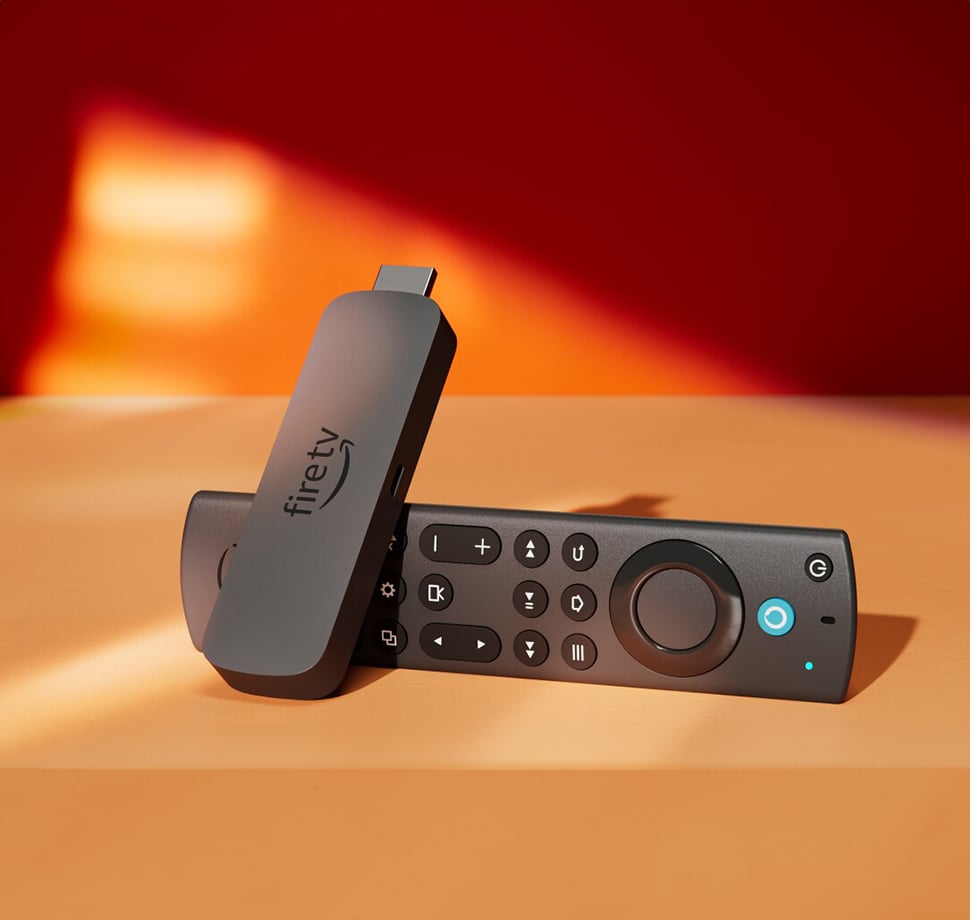 Der Amazon Fire TV Stick ist zu sehen mit der dazugehörigen Fernbedienung.