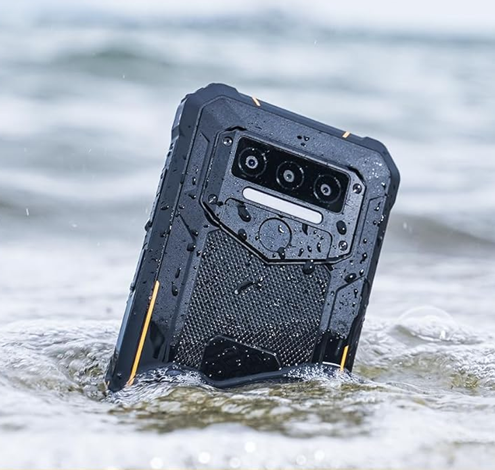 Ein Robustes Smartphone was im Wasser schwimmt.