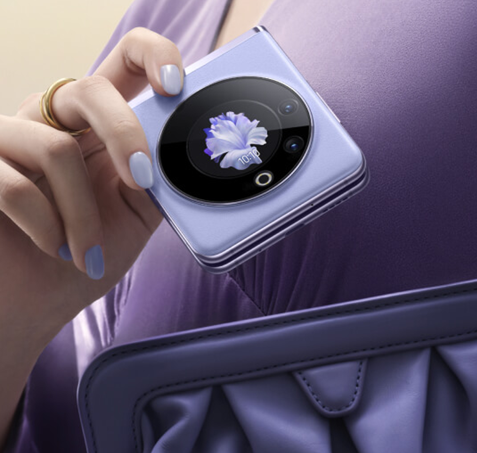 Ein violettes klappbares Smartphone wird gerade in einer Handtasche verstaut.